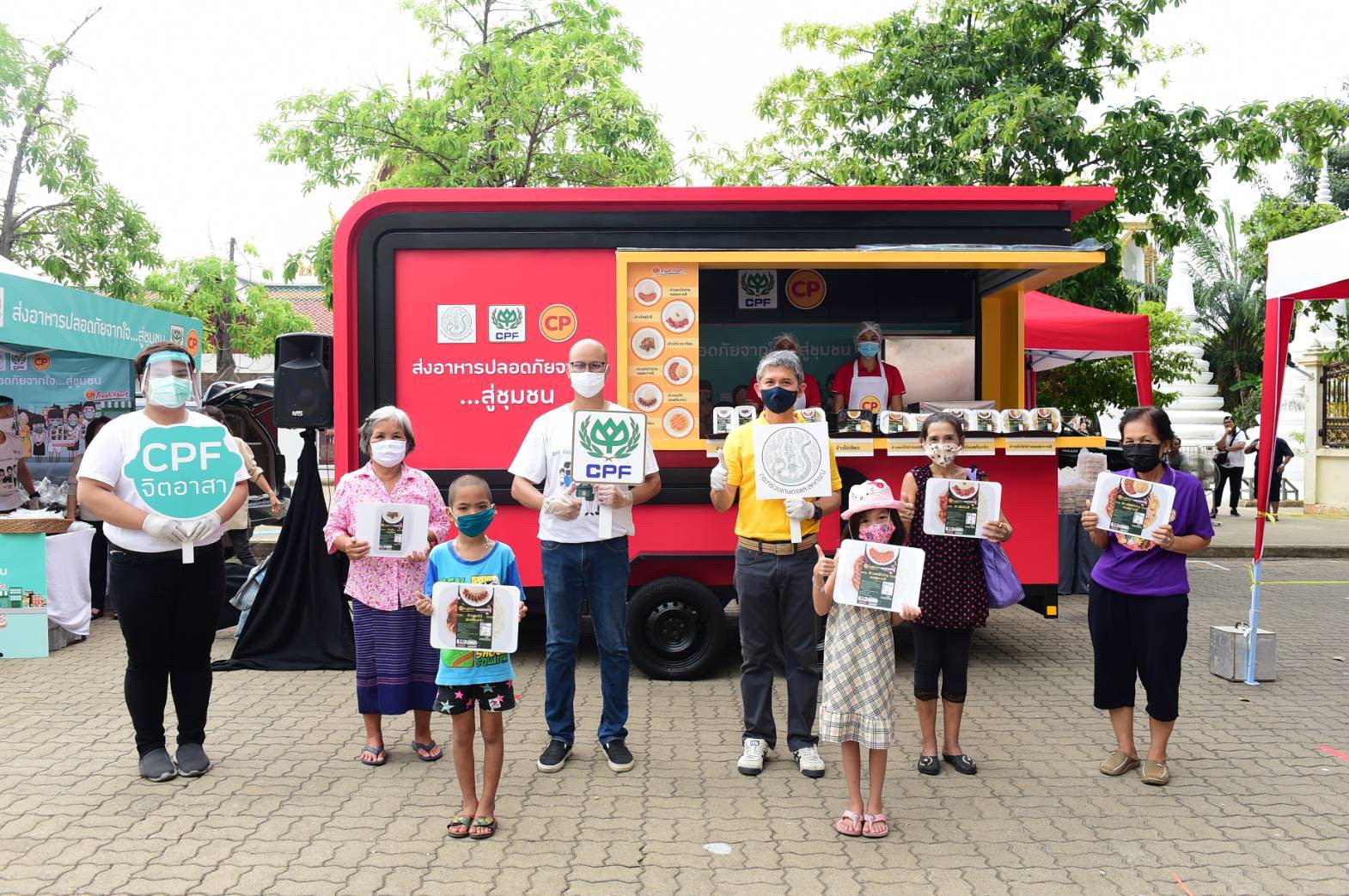 CPF’s Food truck serves ready-to-eat meal to Wat Dusitaram’s community